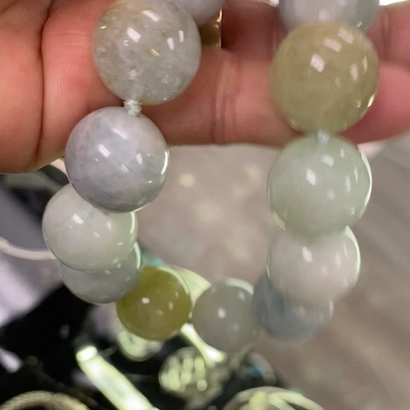 Hand knotted Jade Necklace - Picture 4 of 5